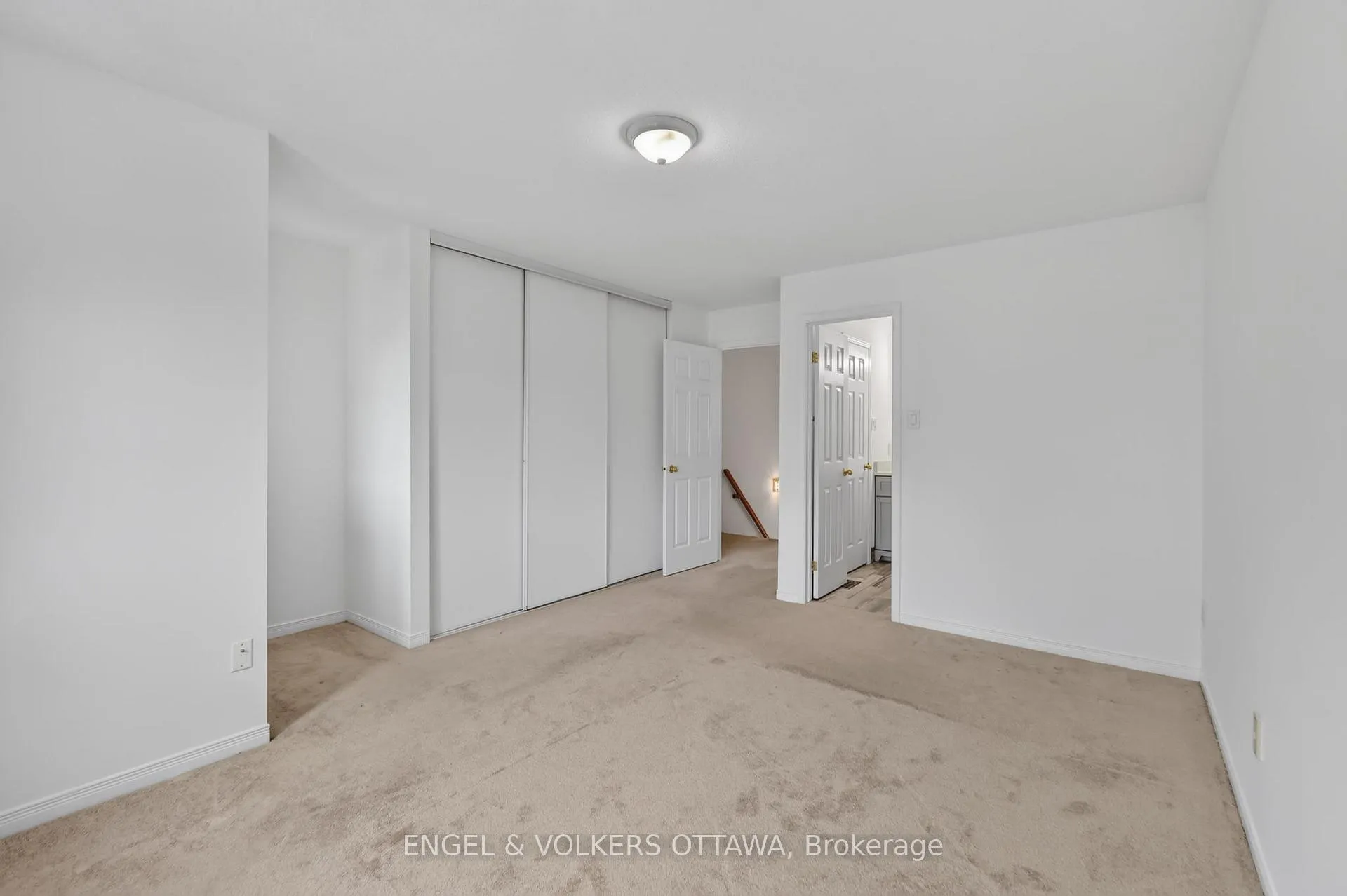 Photo 11 of 104 Manhattan Crescent, Ottawa, Central Park — HOMEH