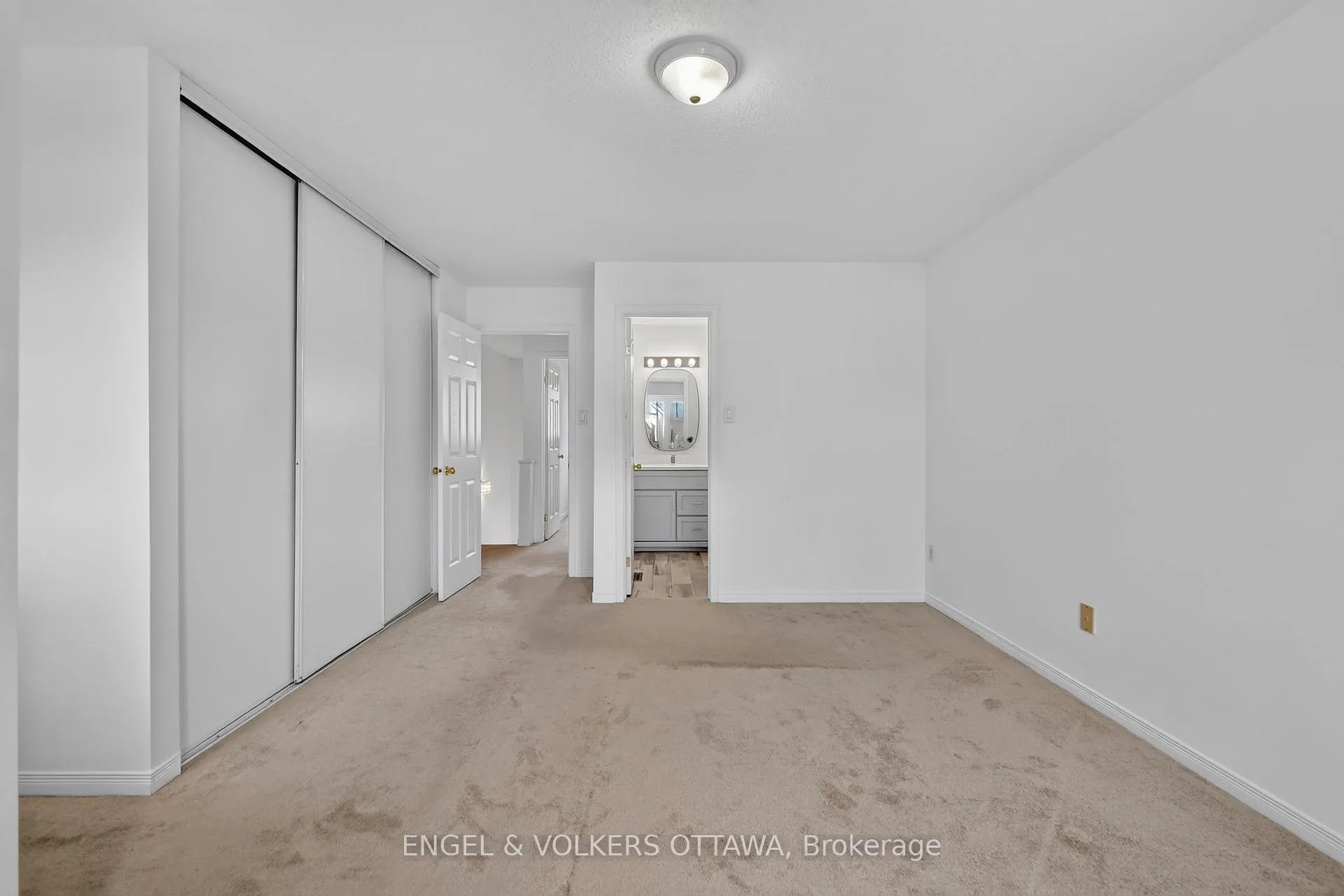 Photo 12 of 104 Manhattan Crescent, Ottawa, Central Park — HOMEH