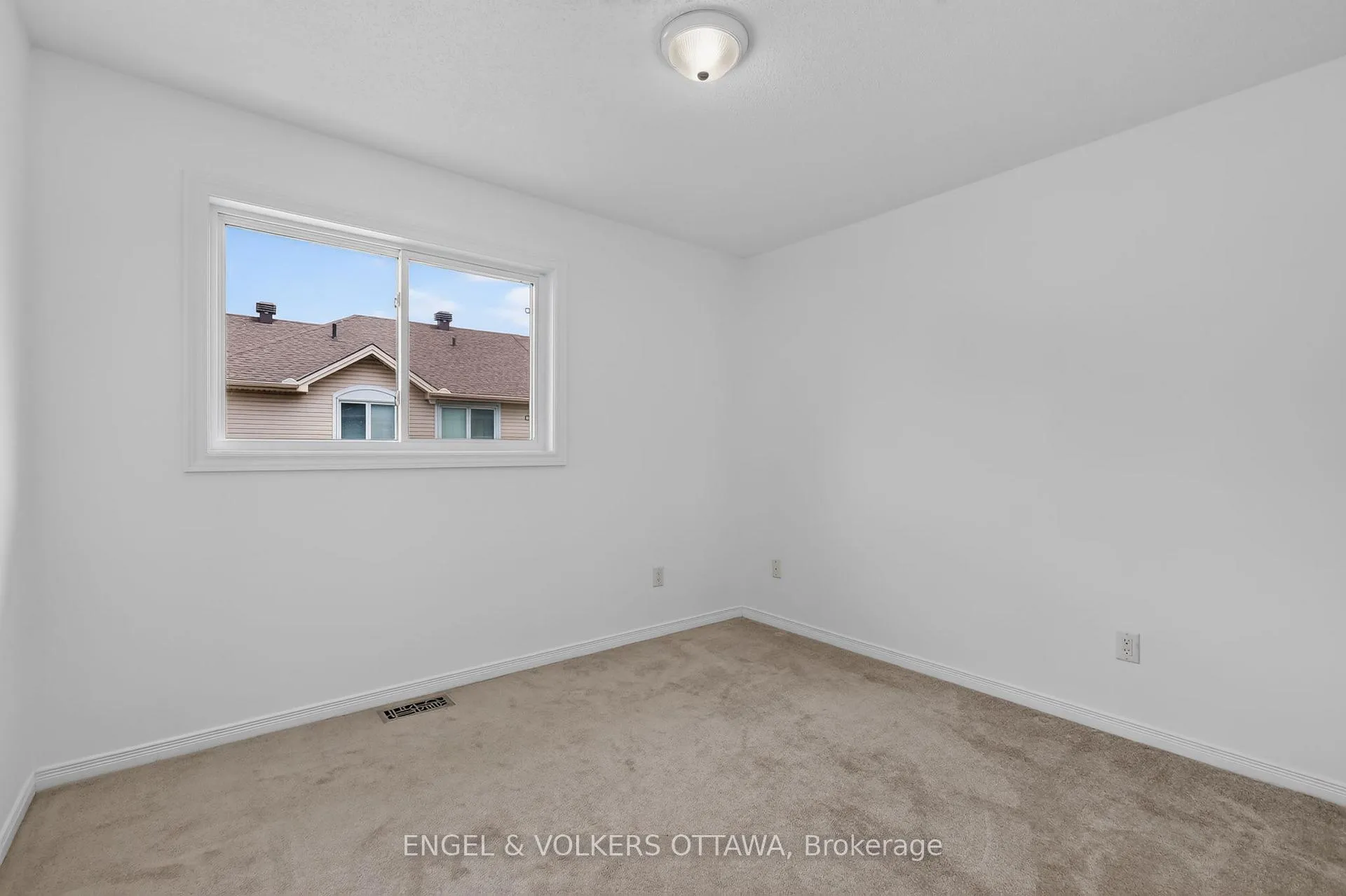 Photo 15 of 104 Manhattan Crescent, Ottawa, Central Park — HOMEH