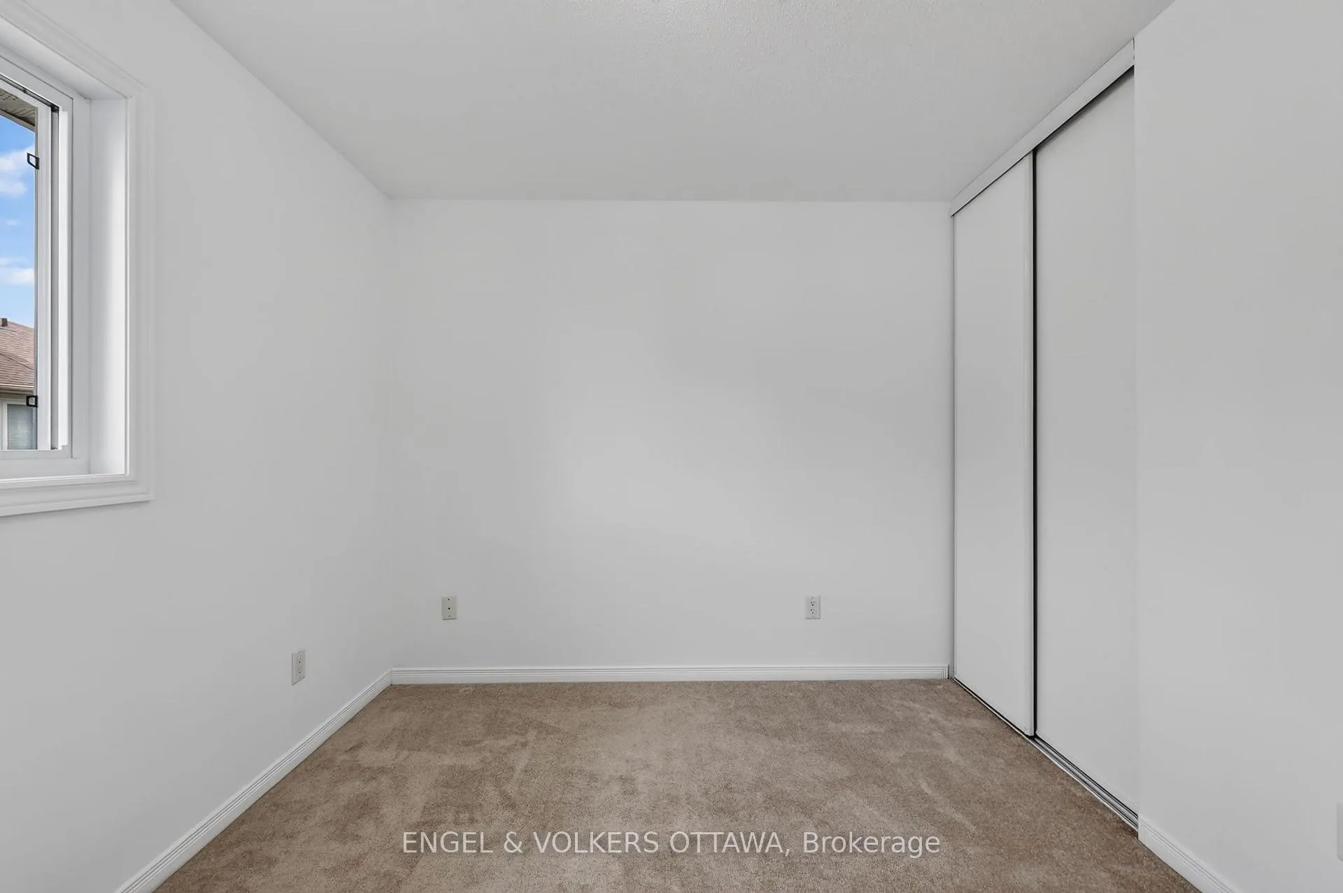 Photo 16 of 104 Manhattan Crescent, Ottawa, Central Park — HOMEH