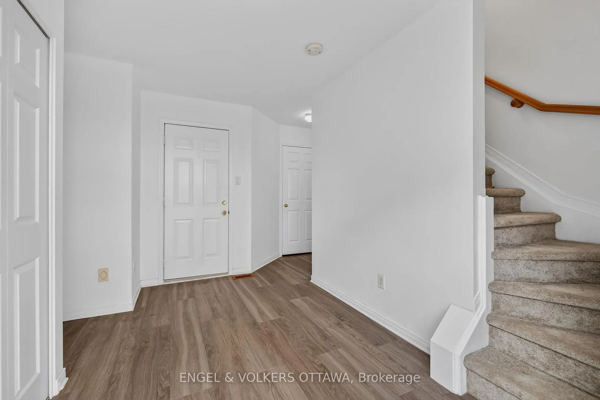 Photo 17 of 104 Manhattan Crescent, Ottawa, Central Park — HOMEH
