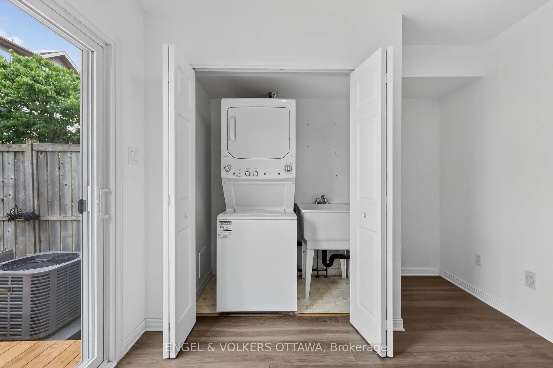 Photo 19 of 104 Manhattan Crescent, Ottawa, Central Park — HOMEH