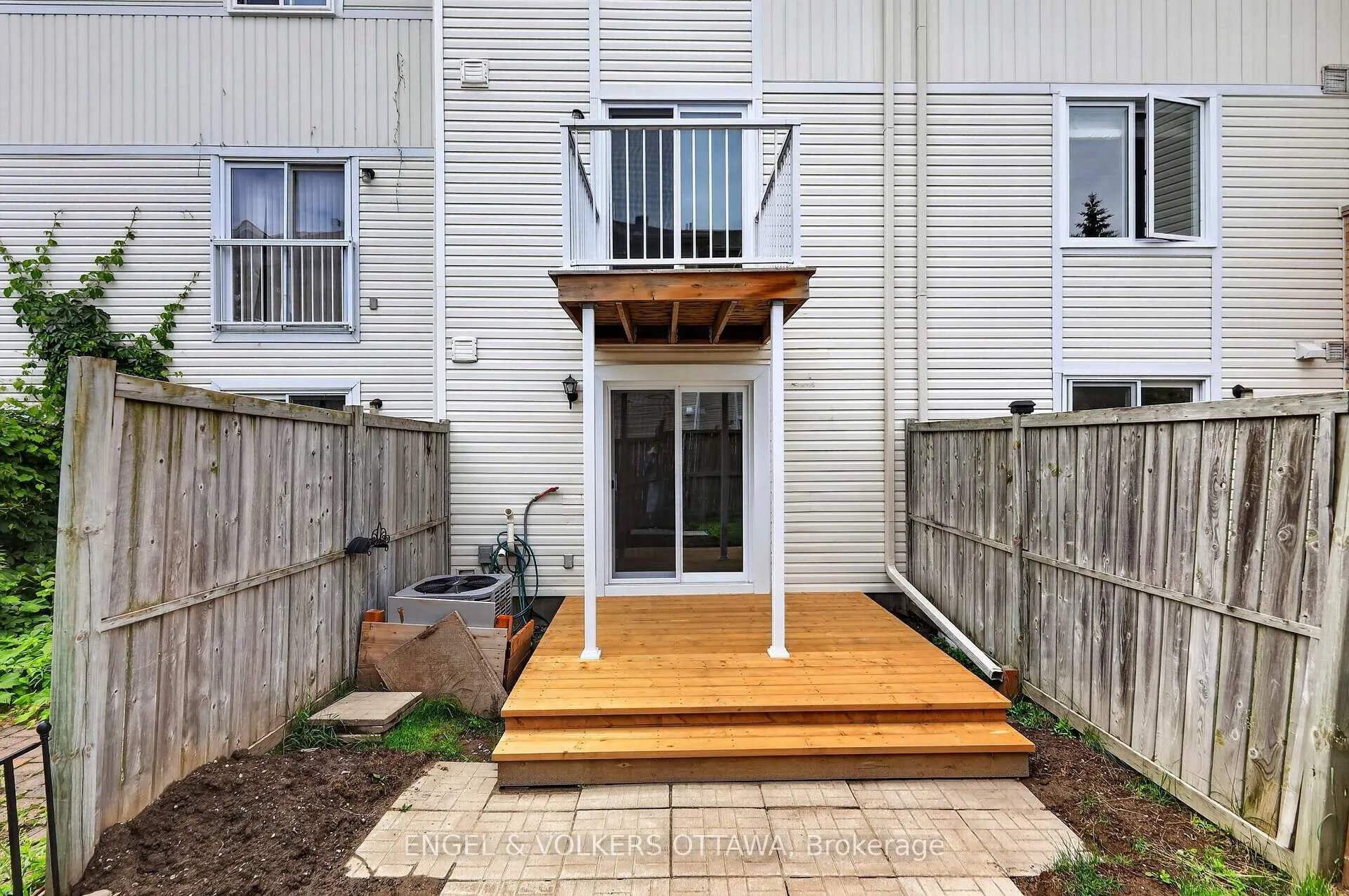 Photo 20 of 104 Manhattan Crescent, Ottawa, Central Park — HOMEH