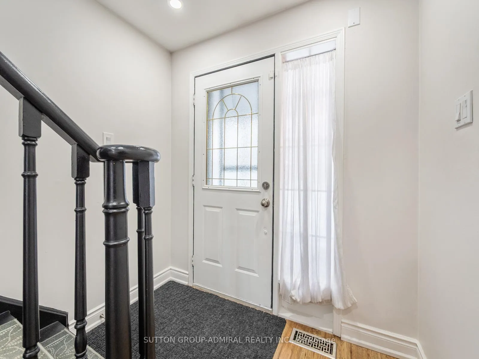 Photo 3 of 81 Parktree Drive, Vaughan, Maple — HOMEH
