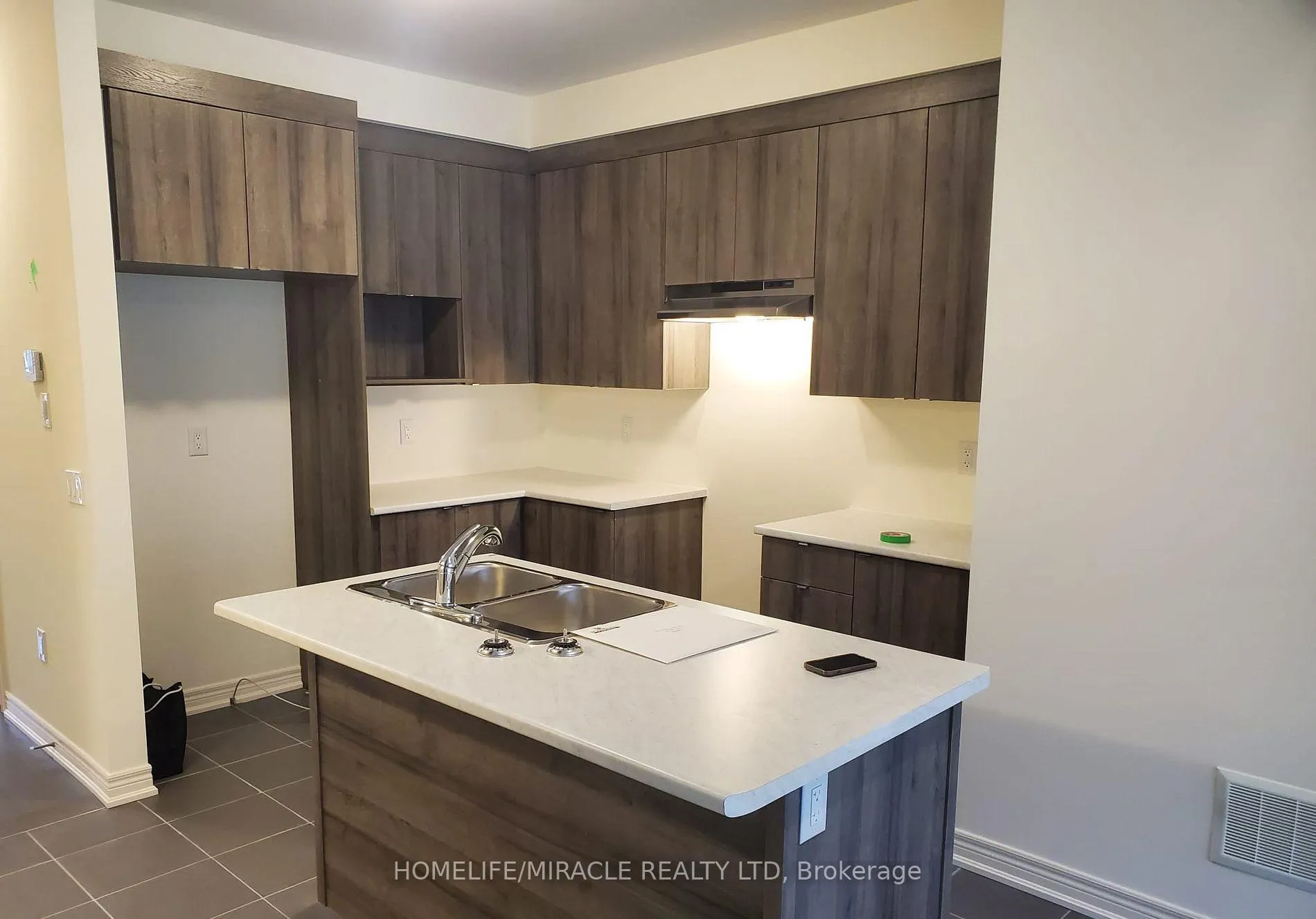 Photo 3 of 12 Gosset Road, Brampton, Brampton West — HOMEH