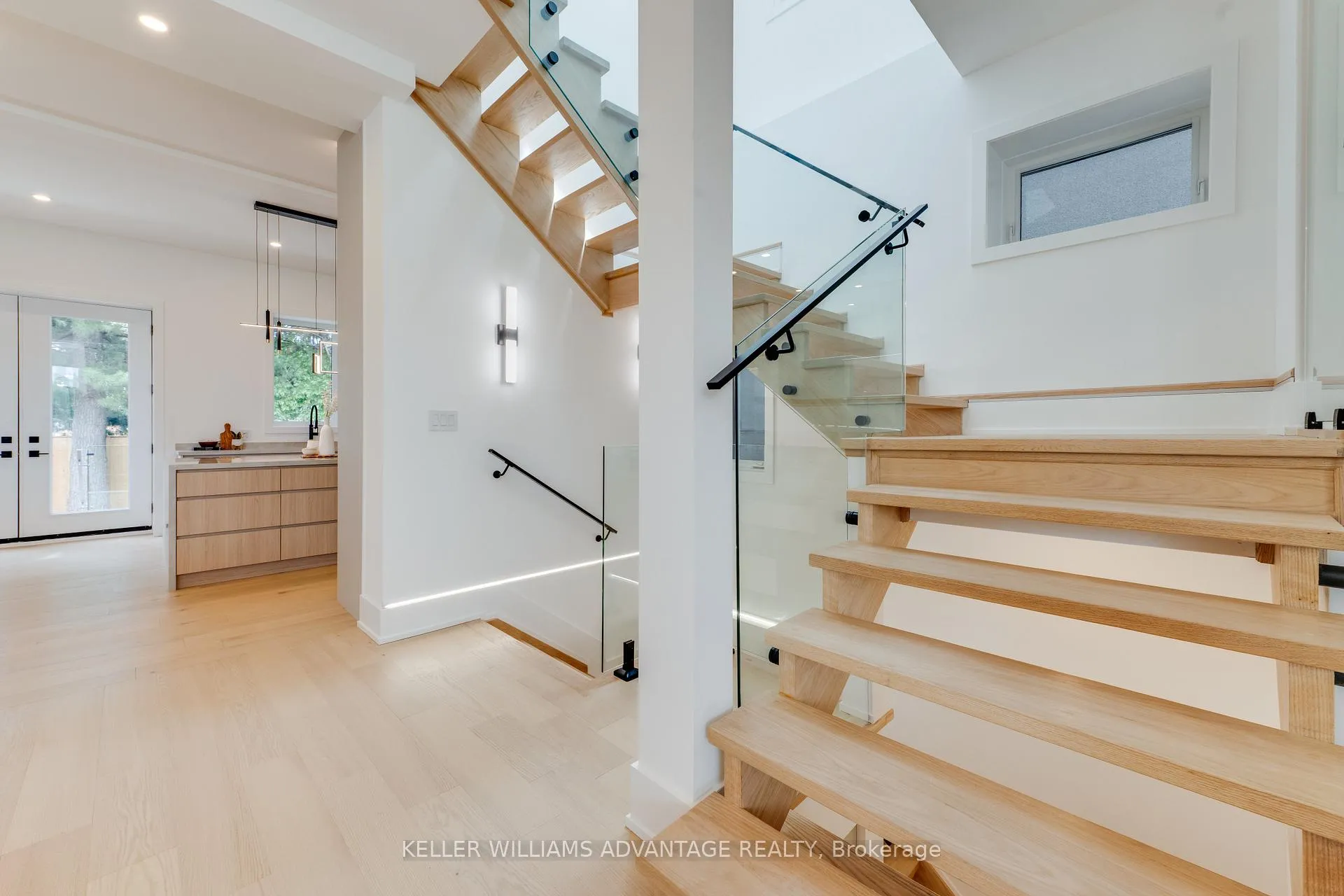 Photo 7 of 121 Durant Avenue, Toronto, East York — HOMEH