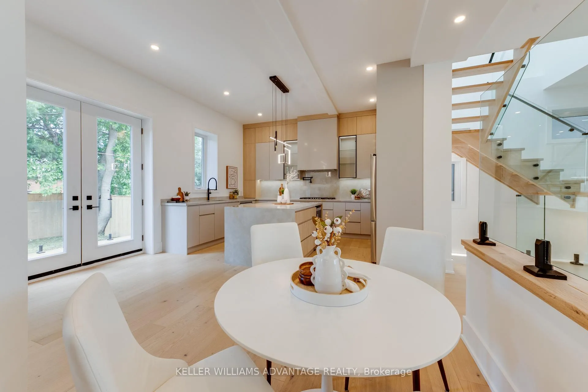 Photo 13 of 121 Durant Avenue, Toronto, East York — HOMEH