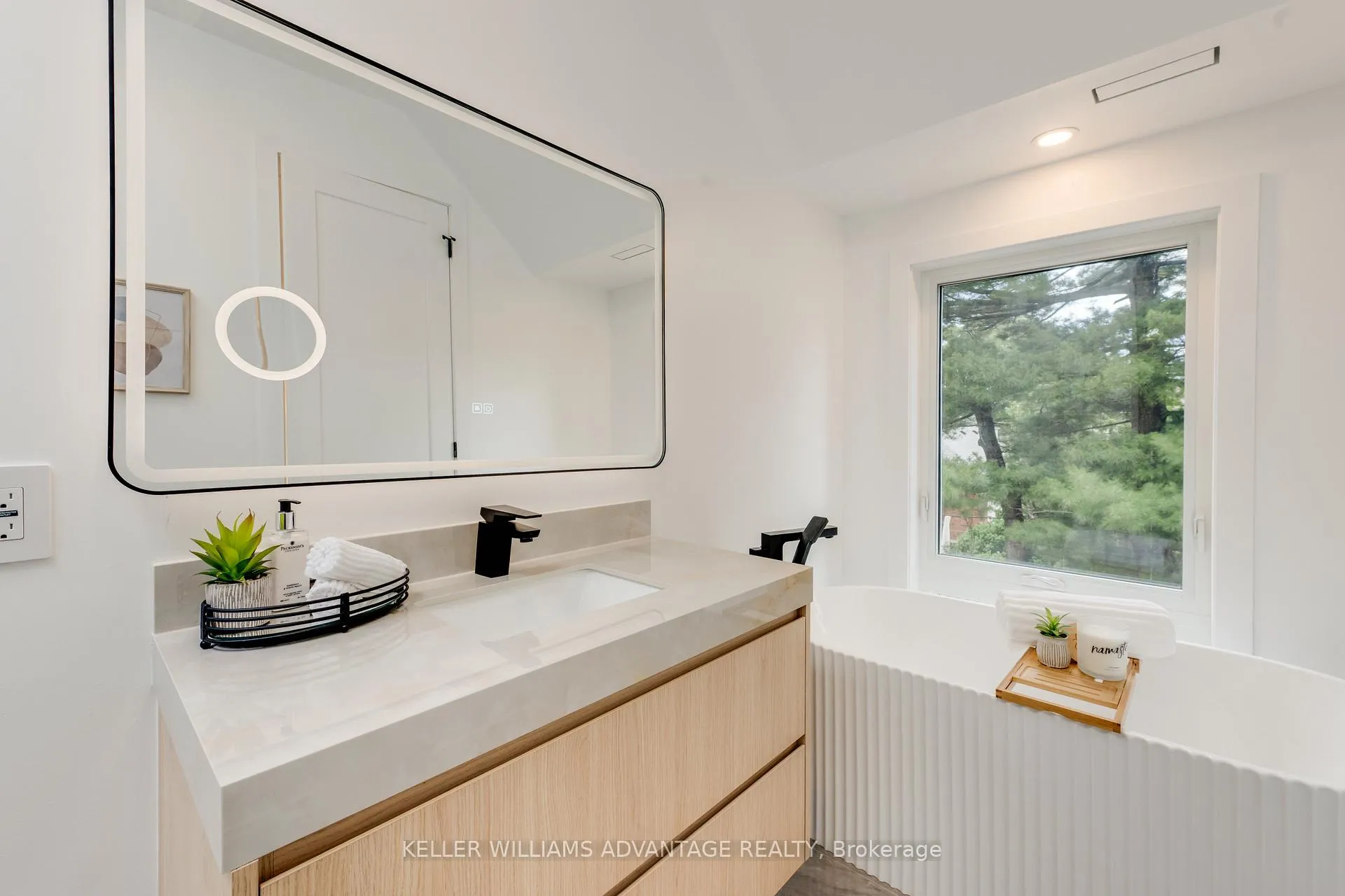 Photo 23 of 121 Durant Avenue, Toronto, East York — HOMEH