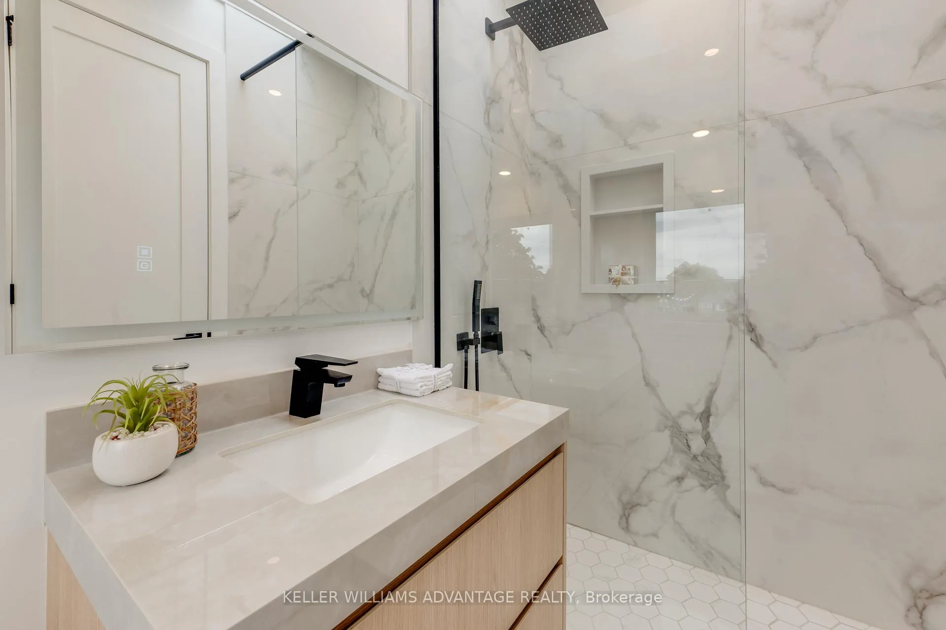 Photo 32 of 121 Durant Avenue, Toronto, East York — HOMEH