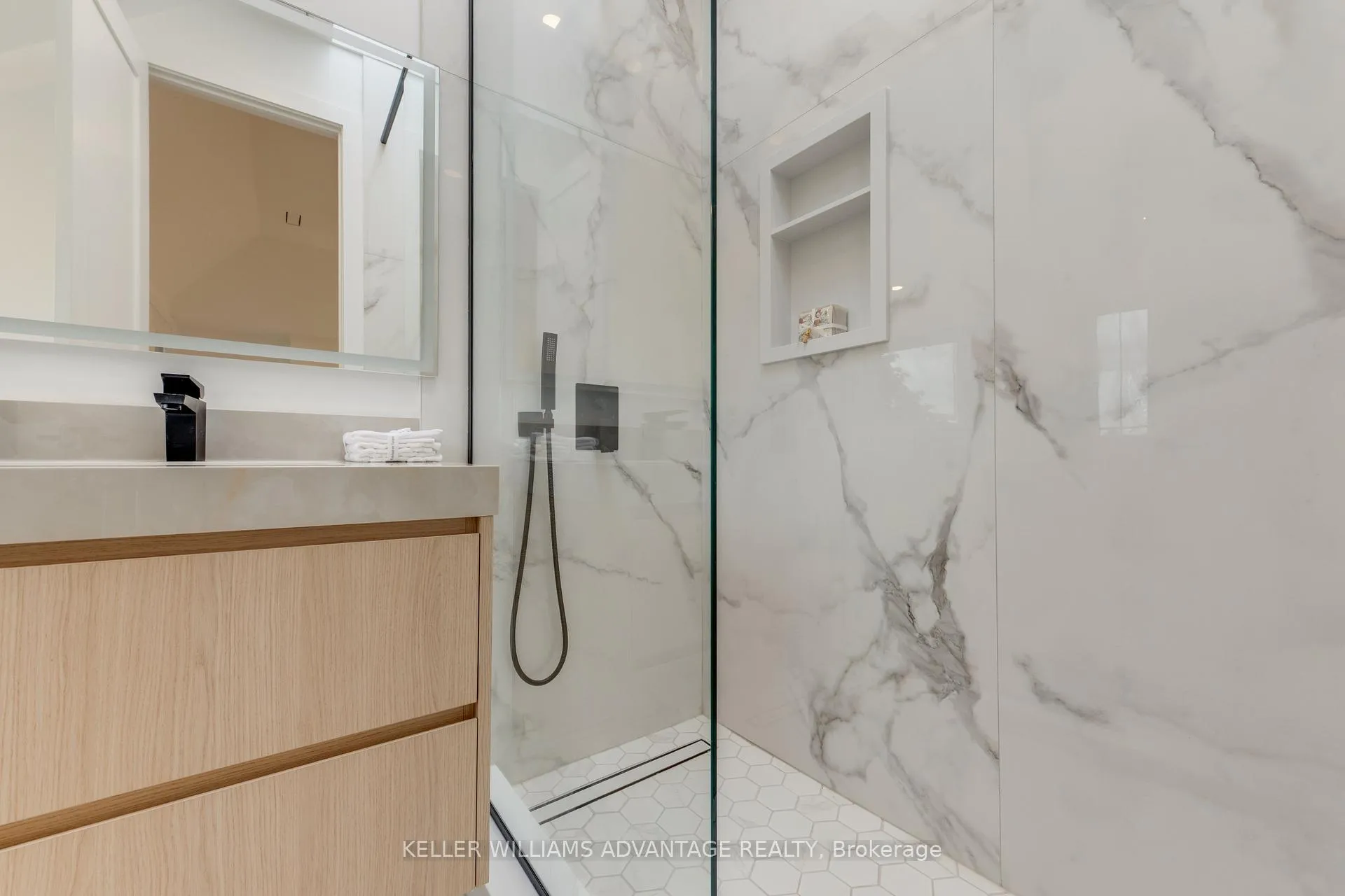 Photo 33 of 121 Durant Avenue, Toronto, East York — HOMEH