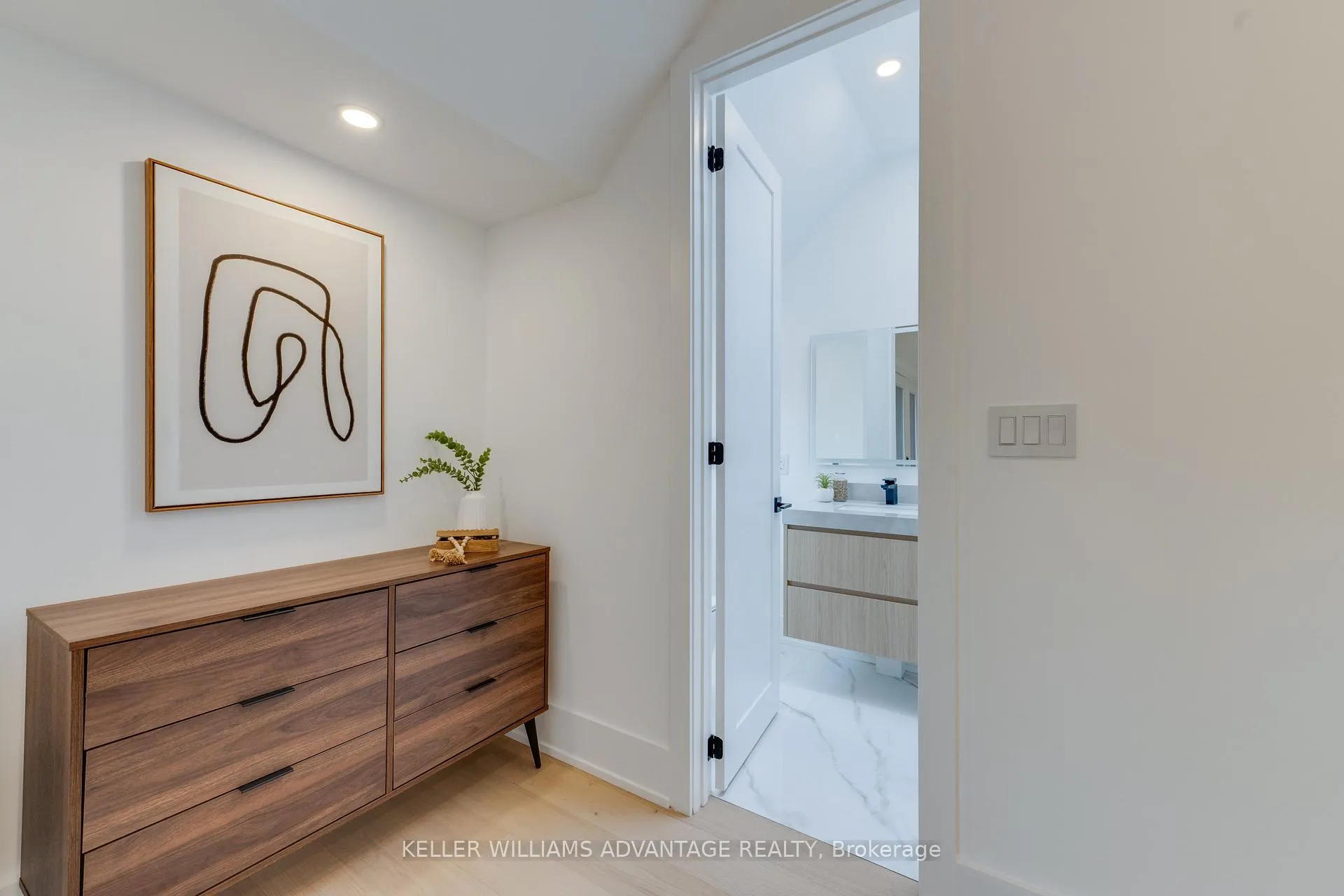 Photo 34 of 121 Durant Avenue, Toronto, East York — HOMEH