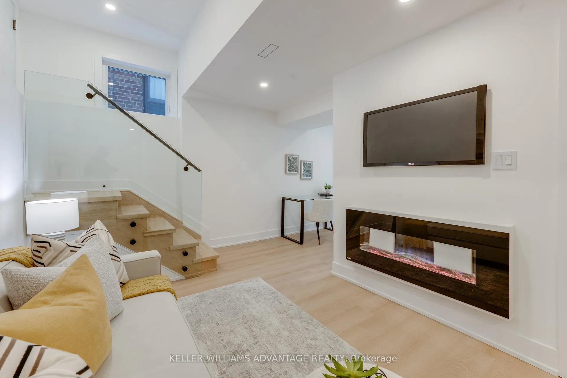 Photo 44 of 121 Durant Avenue, Toronto, East York — HOMEH