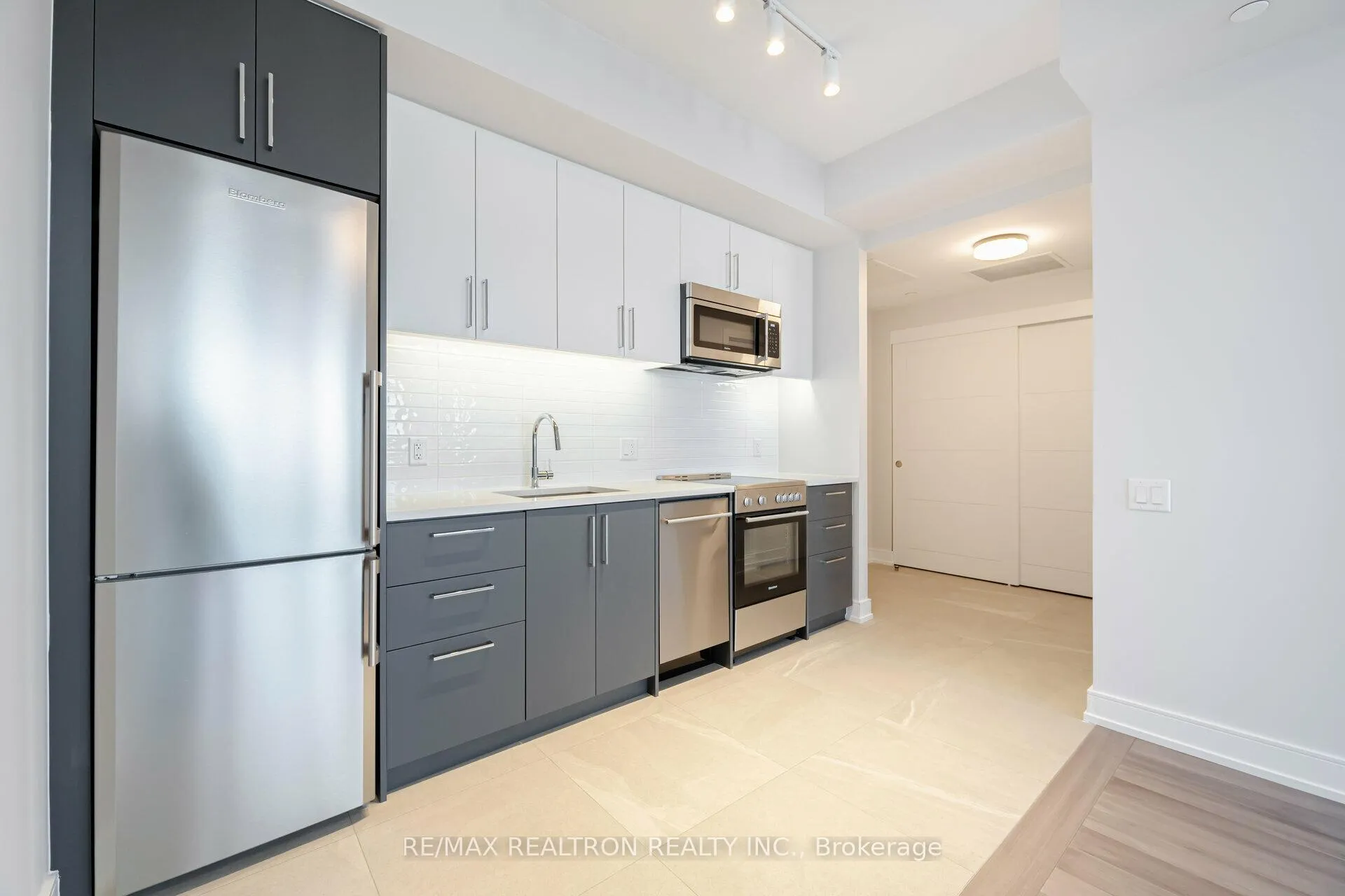 Photo 3 of Unit 811, 2525 Bathurst Street, Toronto, Forest Hill North — HOMEH