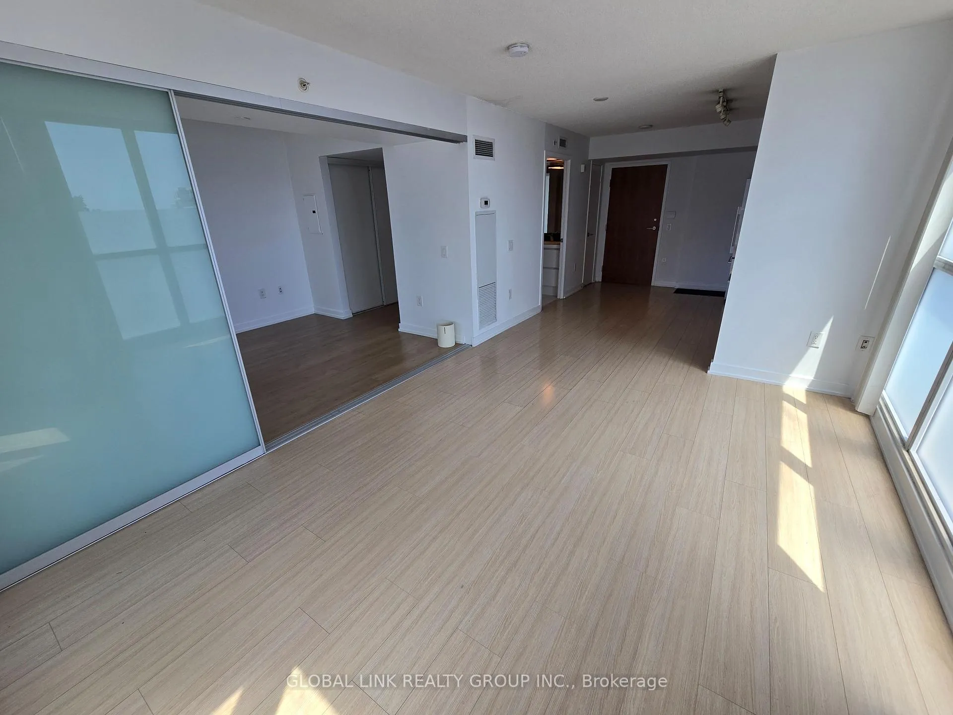 Photo 7 of Unit 808, 75 Queens Wharf Road, Toronto, Waterfront Communities — HOMEH