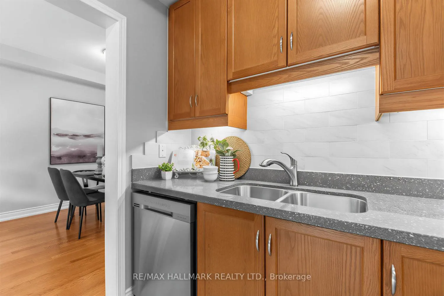 Photo 11 of 4 Debonair Street, Richmond Hill, Westbrook — HOMEH
