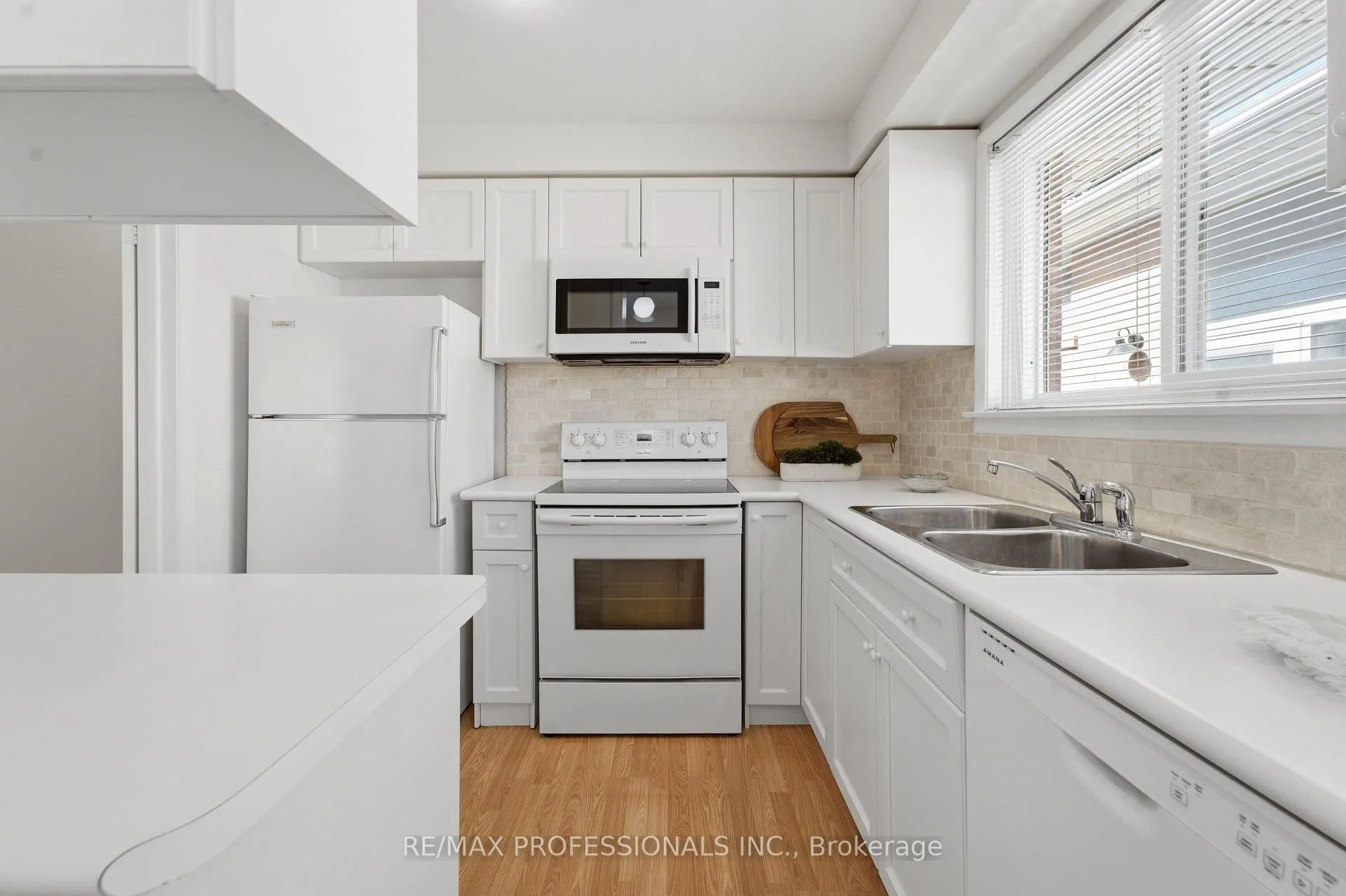 Photo 12 of 48 Wareside Road, Etobicoke, Etobicoke West Mall — HOMEH