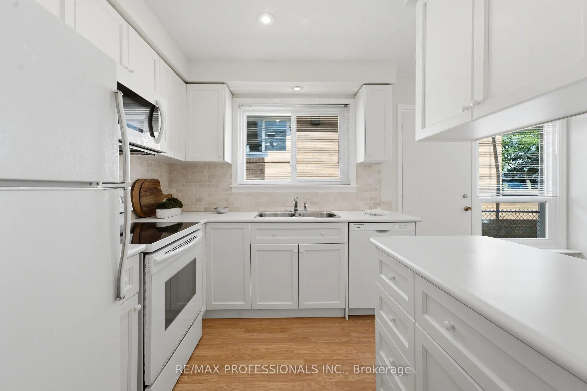 Photo 13 of 48 Wareside Road, Etobicoke, Etobicoke West Mall — HOMEH