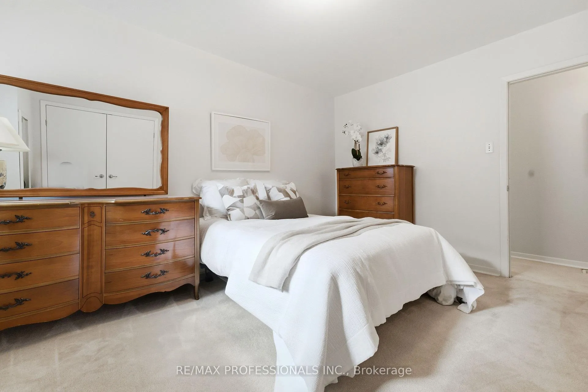 Photo 19 of 48 Wareside Road, Etobicoke, Etobicoke West Mall — HOMEH