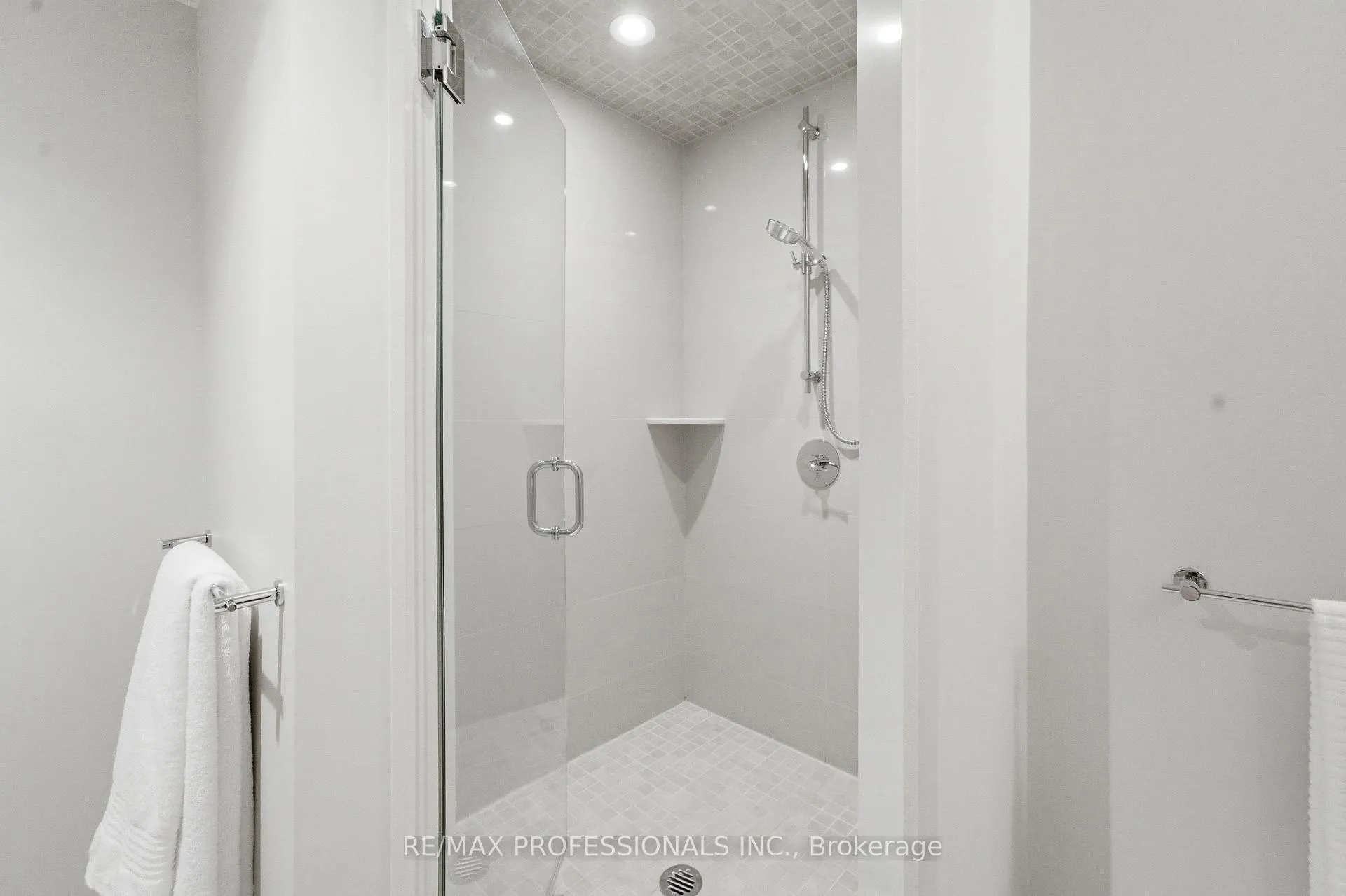 Photo 37 of 48 Wareside Road, Etobicoke, Etobicoke West Mall — HOMEH