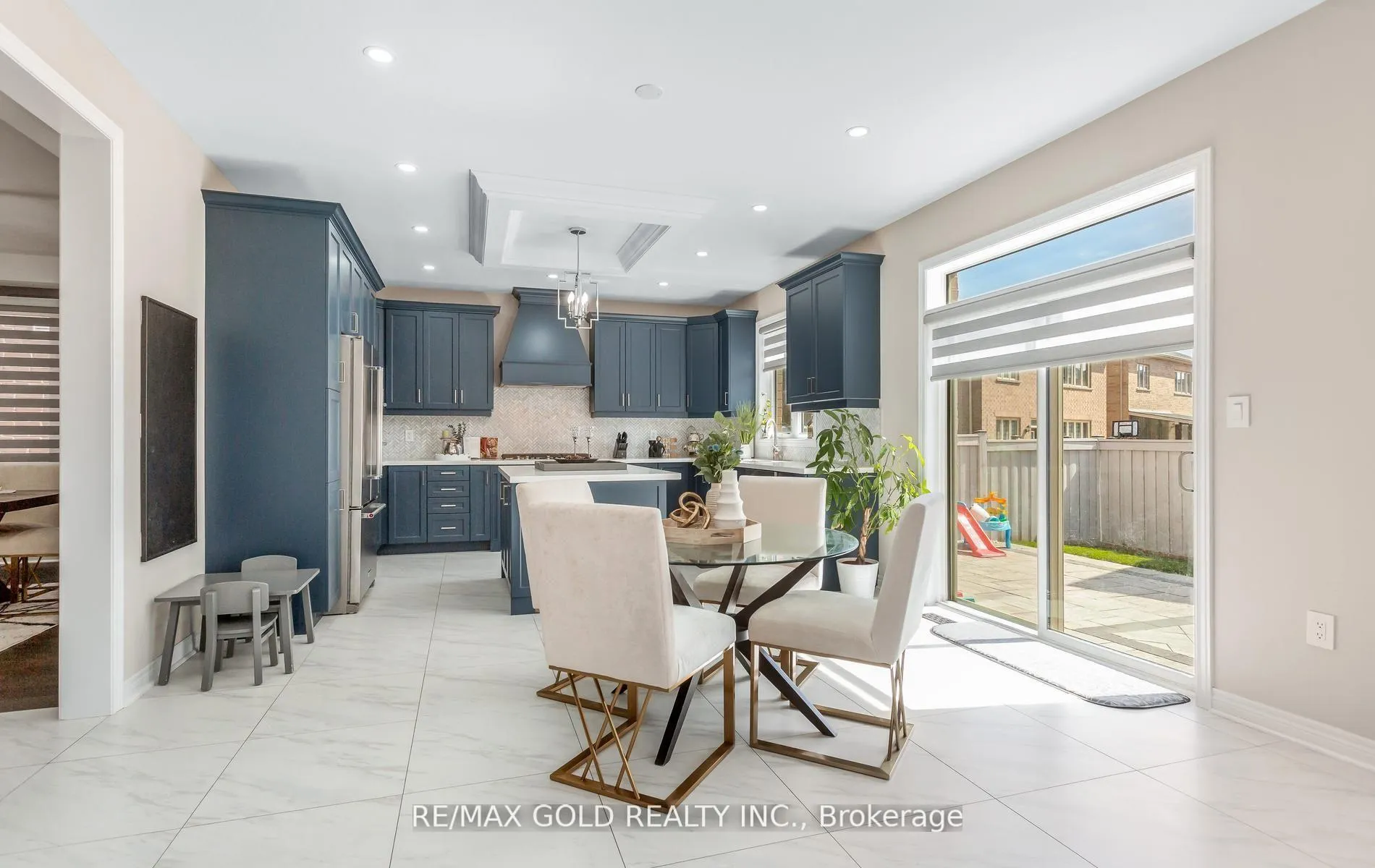 Photo 16 of 19 Farringdon Crescent, Brampton, Northwest Brampton — HOMEH