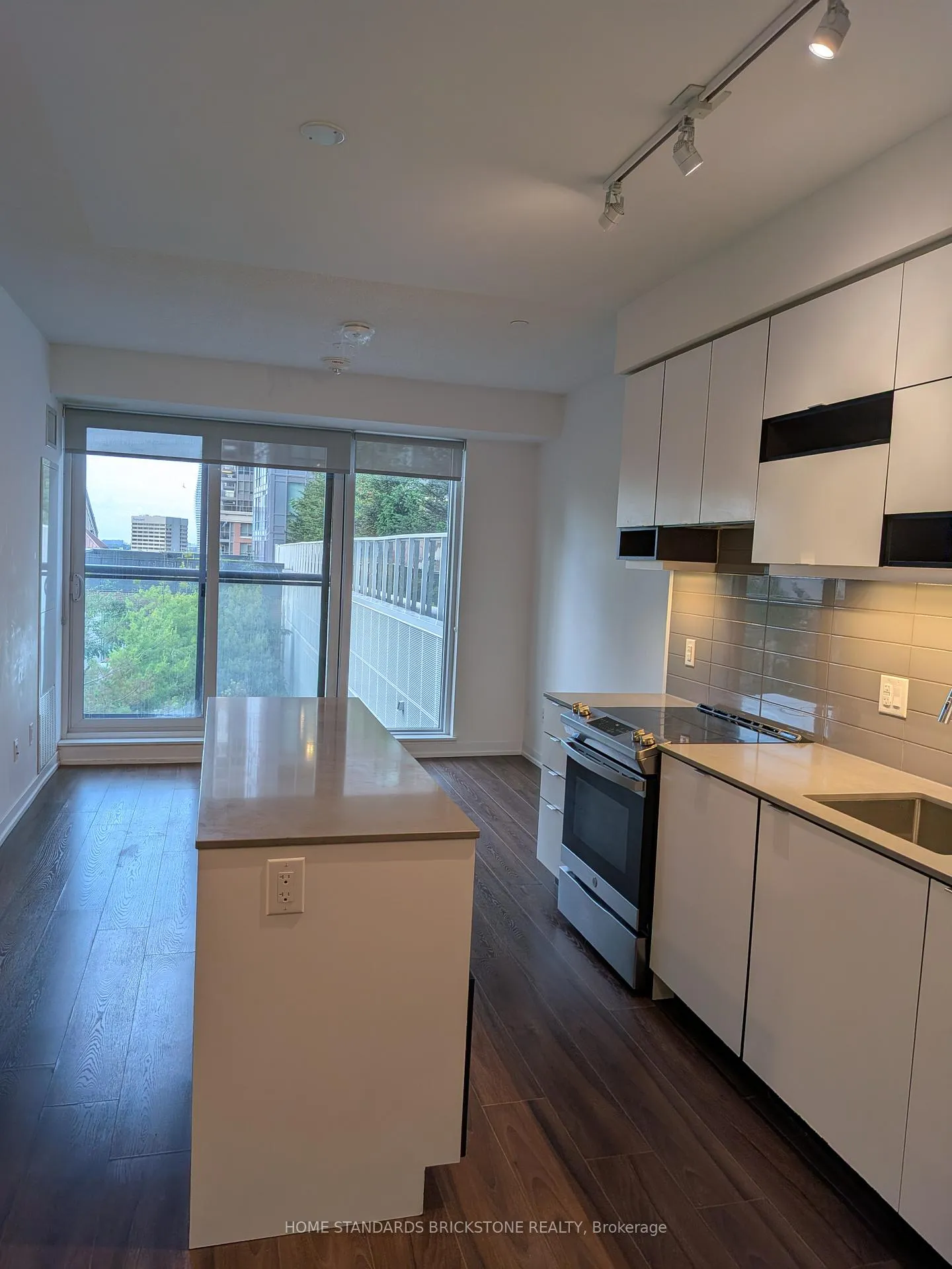 Photo 4 of Unit 605, 4065 Confederation Parkway, Mississauga, City Centre — HOMEH