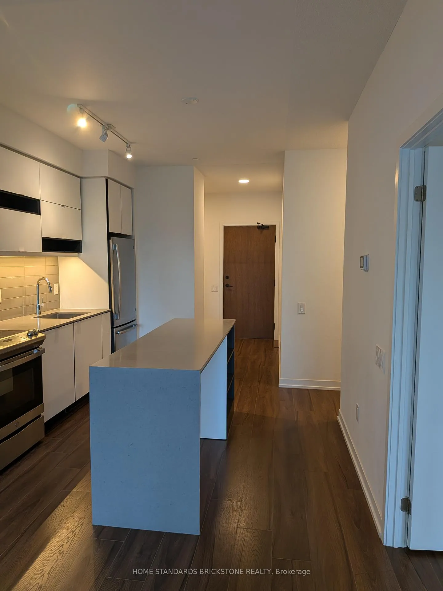 Photo 6 of Unit 605, 4065 Confederation Parkway, Mississauga, City Centre — HOMEH