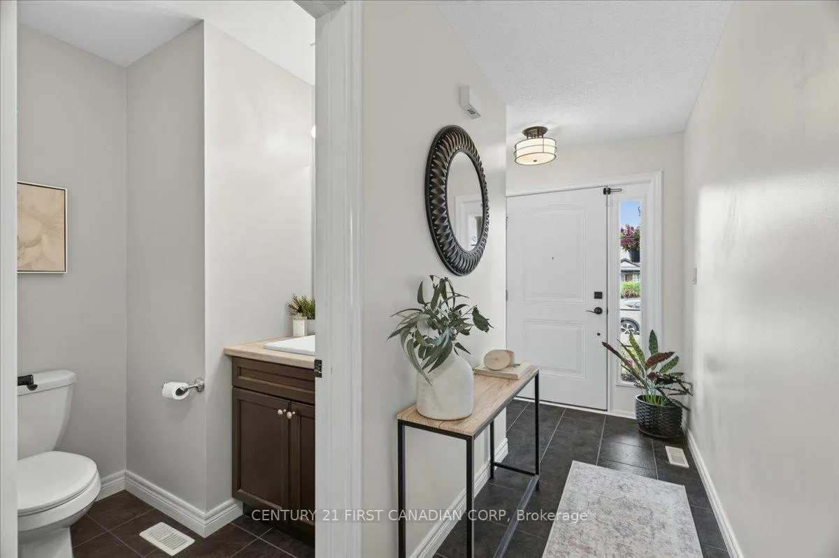 Photo 5 of 6828 Vallas Circle, London, South V — HOMEH