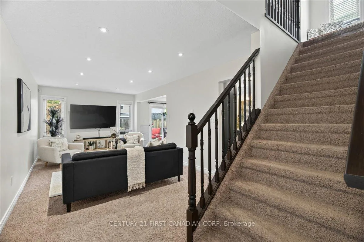 Photo 8 of 6828 Vallas Circle, London, South V — HOMEH