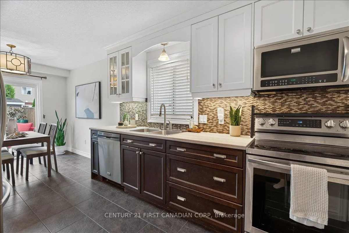 Photo 11 of 6828 Vallas Circle, London, South V — HOMEH