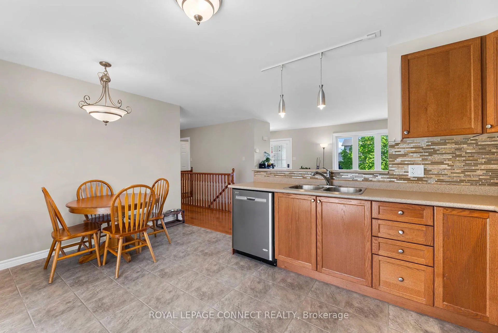 Photo 10 of 25 Springdale Drive, Kawartha Lakes, Lindsay — HOMEH
