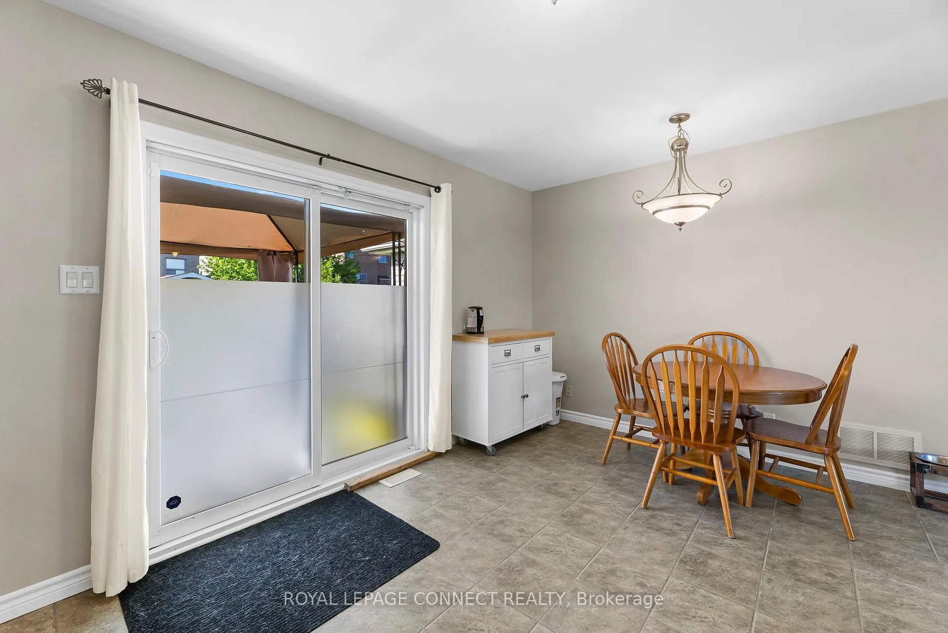 Photo 11 of 25 Springdale Drive, Kawartha Lakes, Lindsay — HOMEH