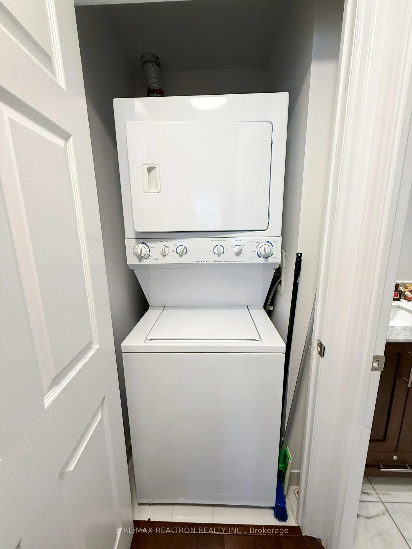 Photo 14 of Unit 2208, 35 Balmuto Street, Toronto, Bay Street Corridor — HOMEH