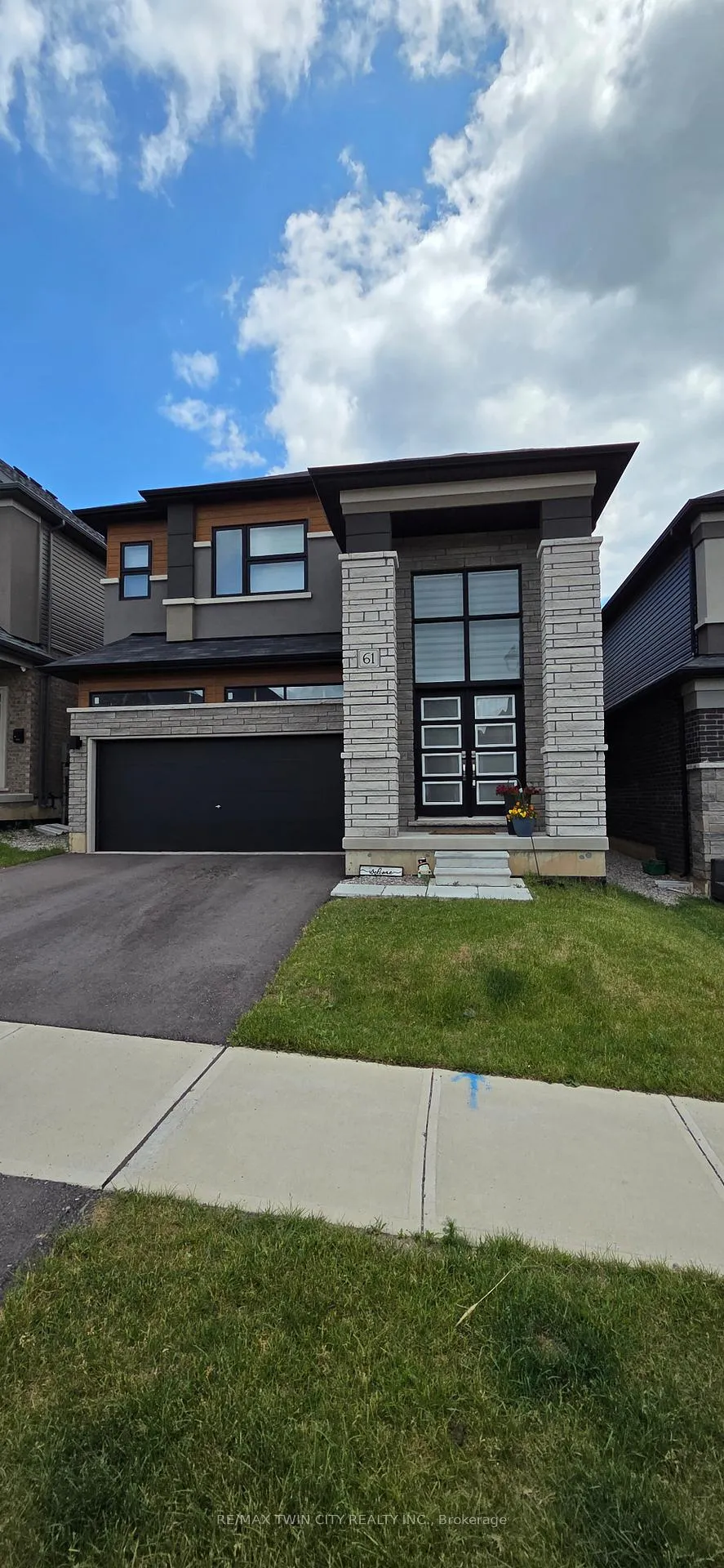 Photo 2 of 61 George Brier Drive E, Brant, Paris — HOMEH
