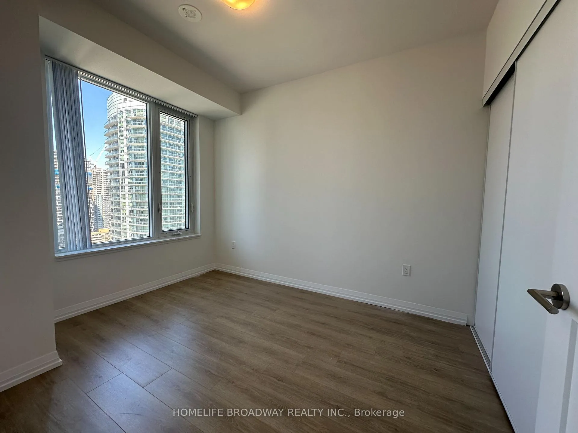 Photo 5 of Unit 3018, 50 Dunfield Avenue, Toronto, Mount Pleasant West — HOMEH