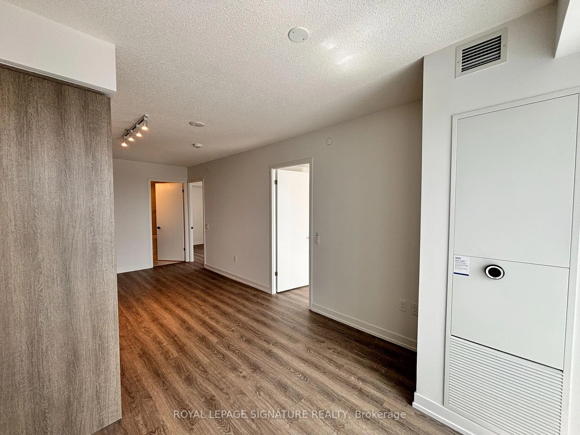 Photo 8 of 195 Commerce Street, Vaughan, Vaughan Corporate Centre — HOMEH