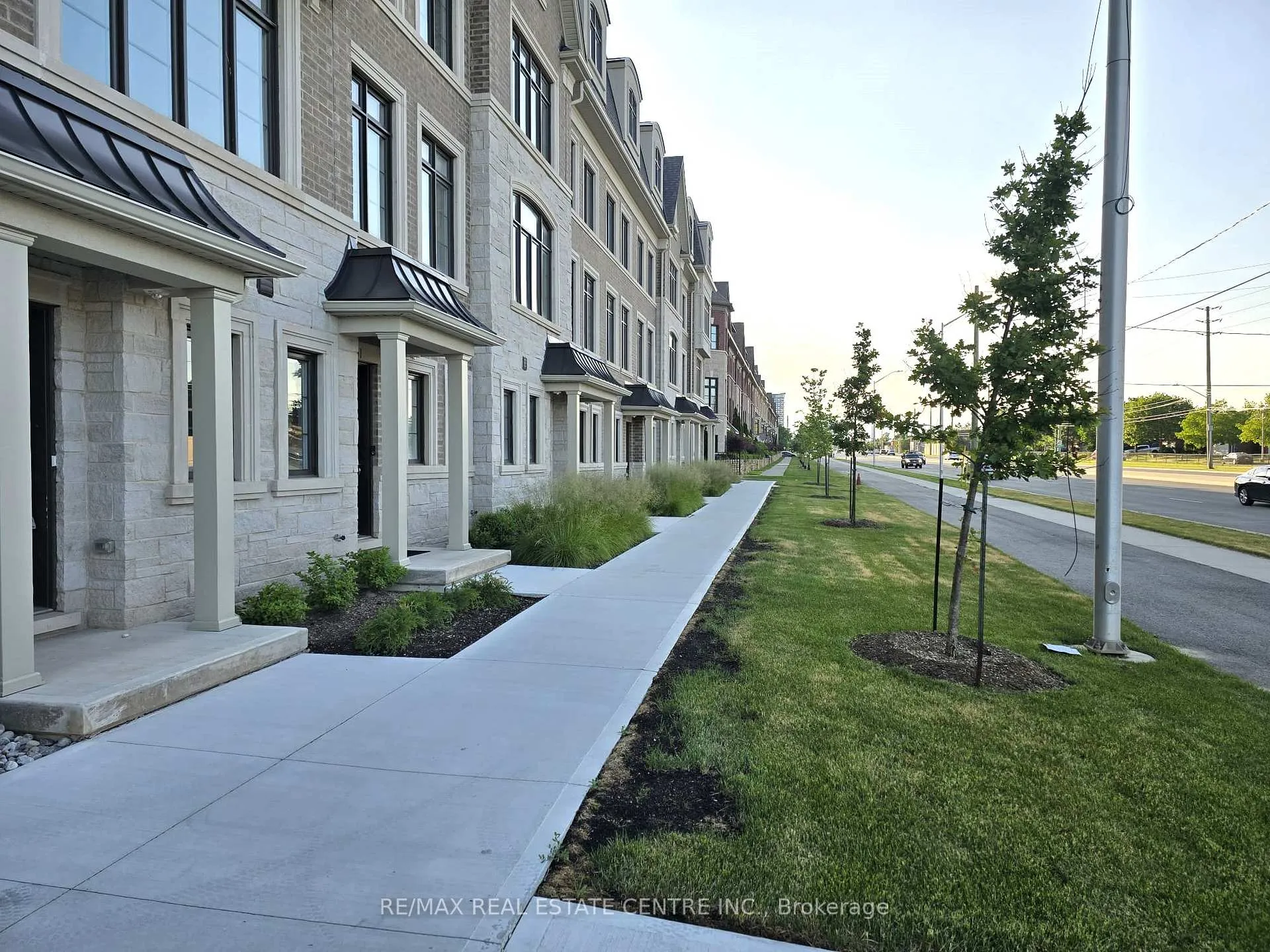 Photo 4 of Unit 49, 2140 Trafalgar Road, Oakville, River Oaks — HOMEH