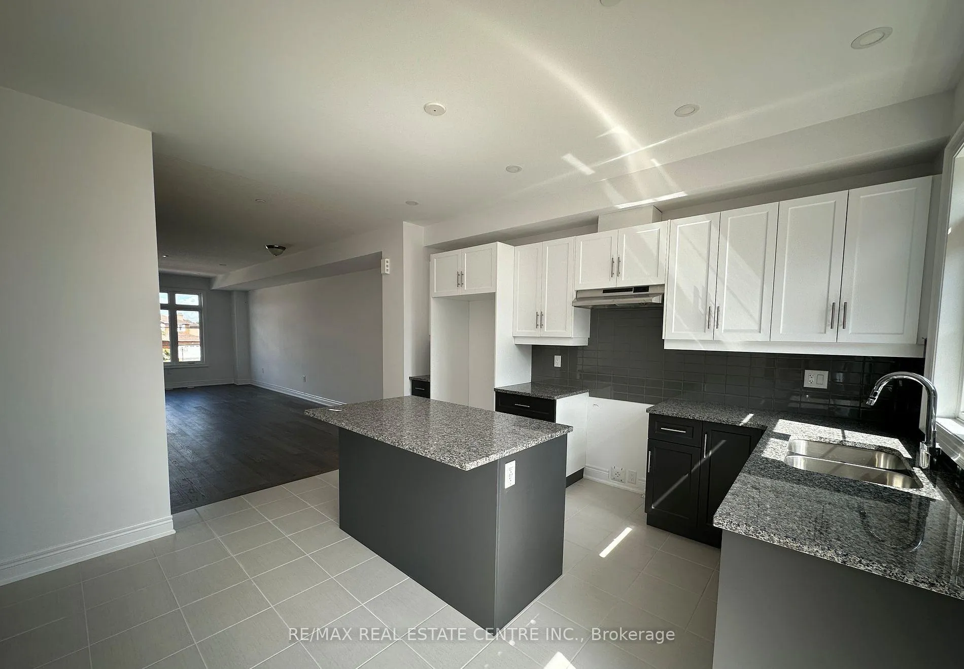 Photo 7 of Unit 49, 2140 Trafalgar Road, Oakville, River Oaks — HOMEH