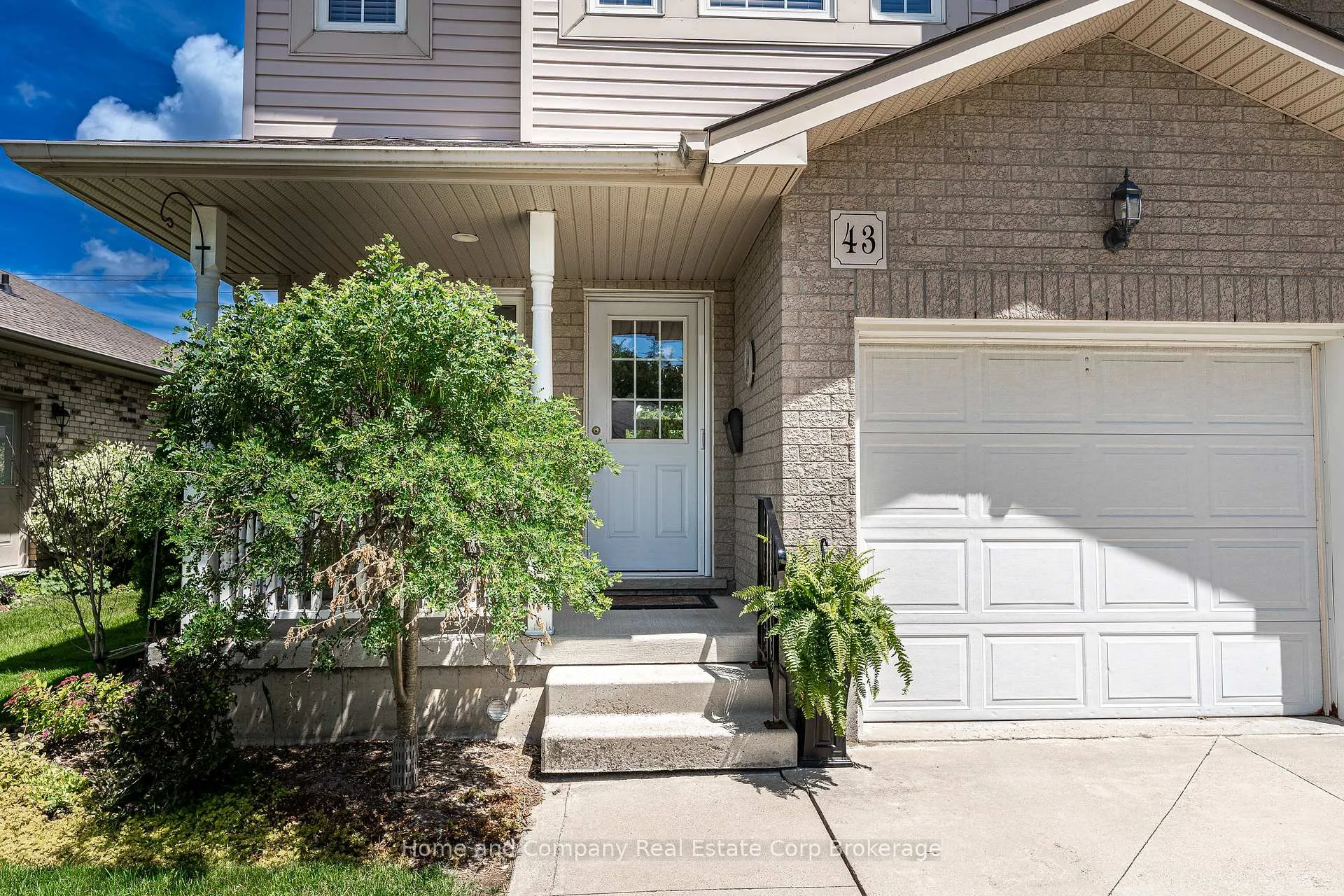 Photo 3 of 43 Gregory Crescent, Stratford — HOMEH