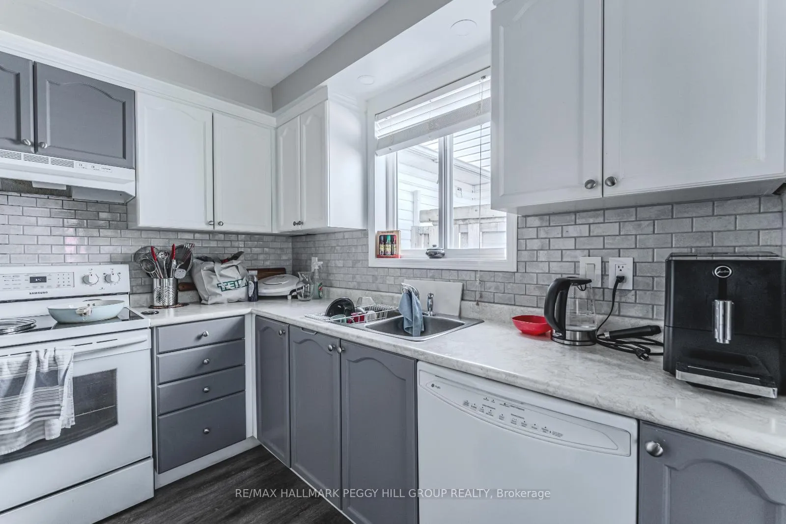 Photo 4 of 67 Wessenger Drive, Barrie, Holly — HOMEH