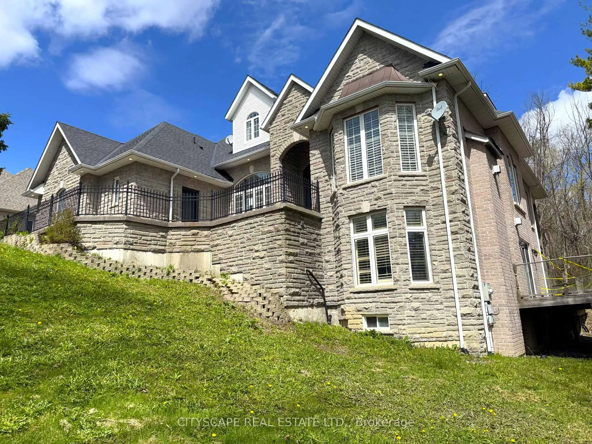 Photo 2 of 369 Coventry Hill Trail, Newmarket, Summerhill Estates — HOMEH