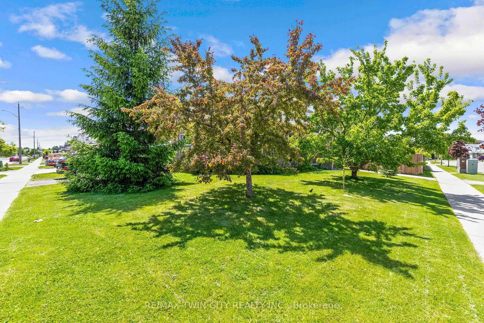 Photo 2 of 249 Wilderness Drive, Kitchener, Larentian West — HOMEH