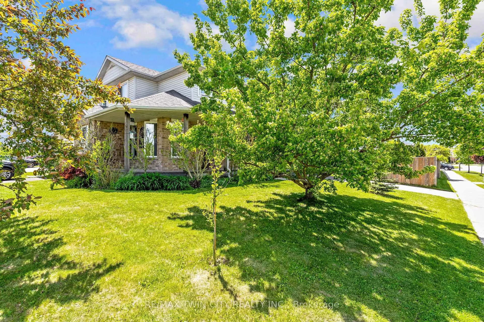 Photo 3 of 249 Wilderness Drive, Kitchener, Larentian West — HOMEH