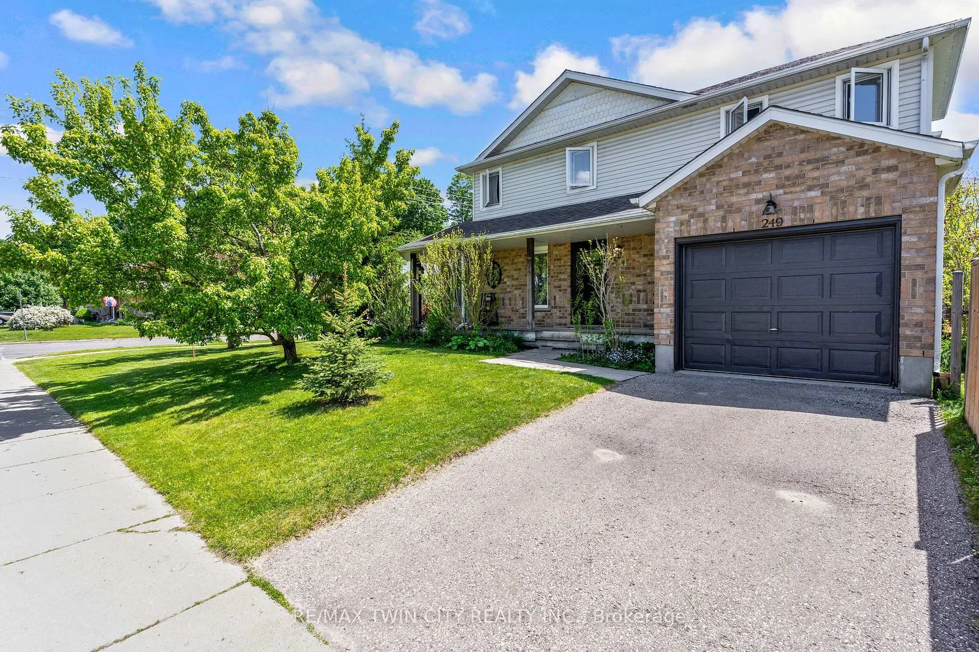Photo 4 of 249 Wilderness Drive, Kitchener, Larentian West — HOMEH