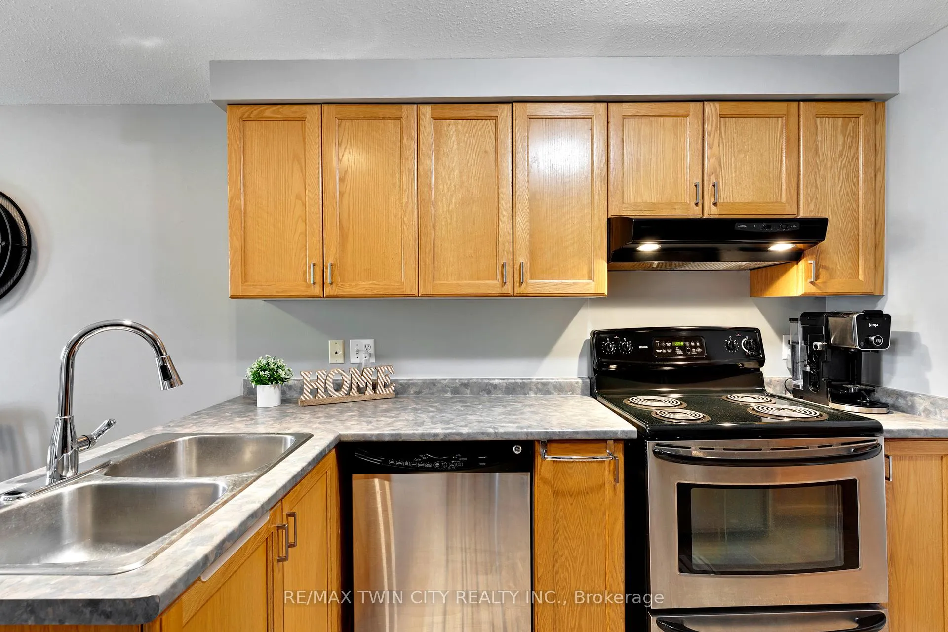 Photo 17 of 249 Wilderness Drive, Kitchener, Larentian West — HOMEH
