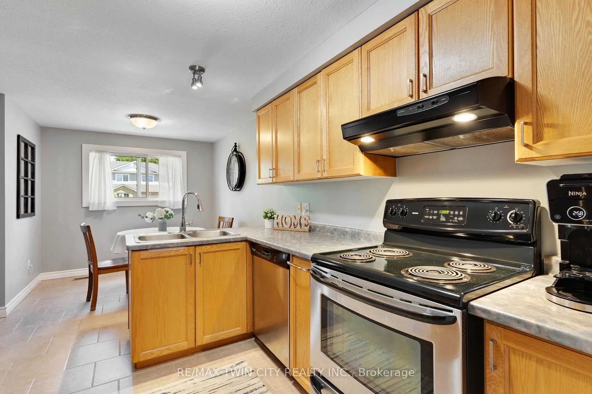 Photo 18 of 249 Wilderness Drive, Kitchener, Larentian West — HOMEH