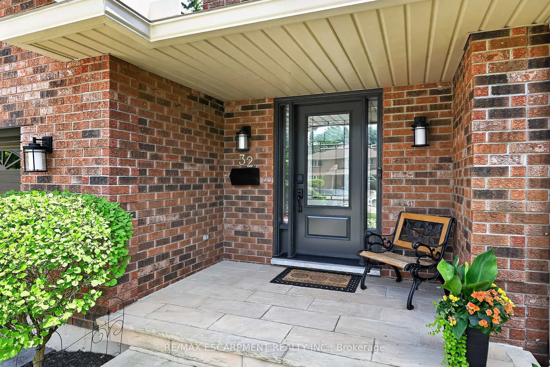 Photo 2 of 32 Symphony Place, Hamilton, Ancaster — HOMEH