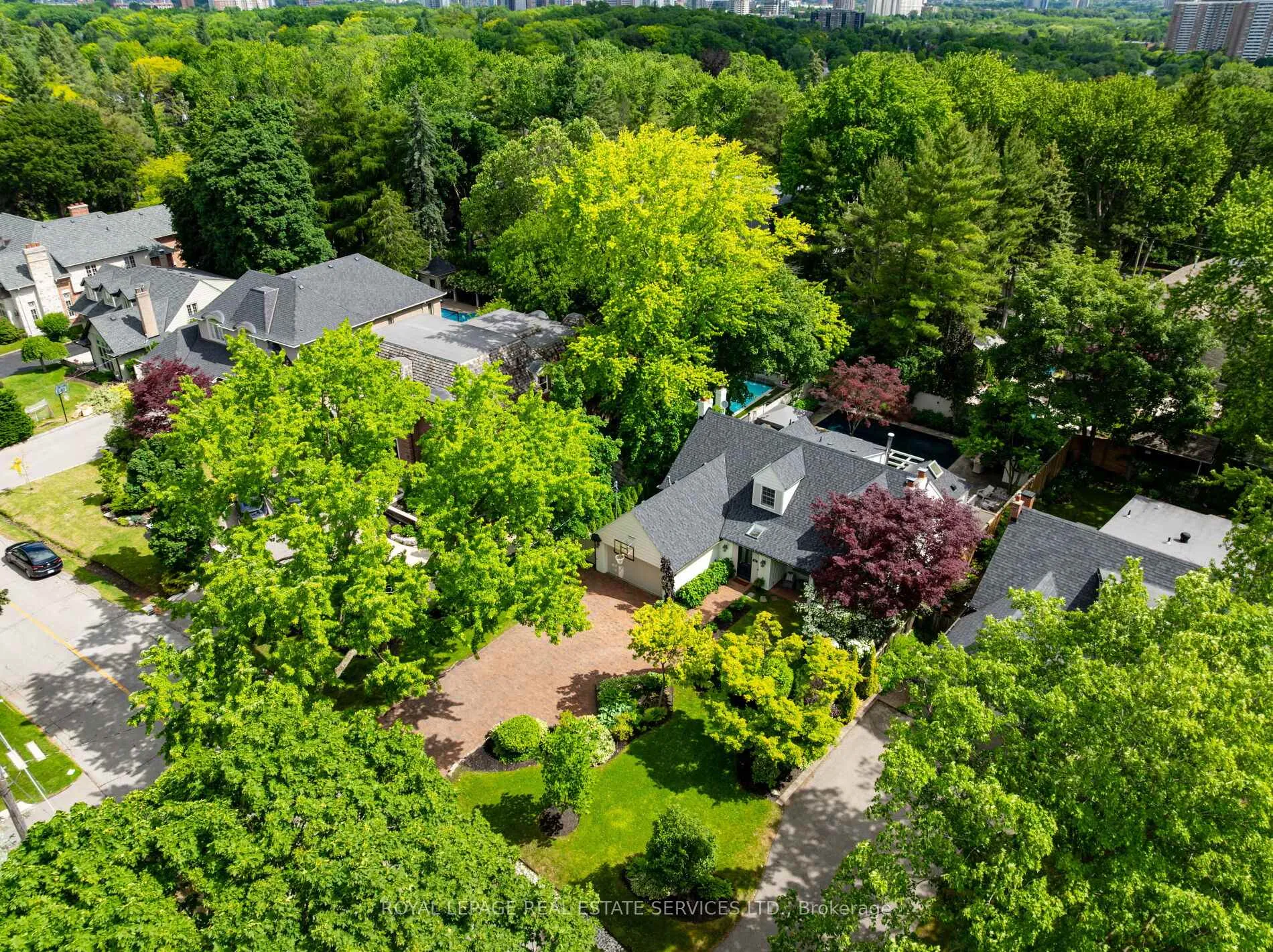 Photo 2 of 47 Edgevalley Drive, Etobicoke, Edenbridge-Humber Valley — HOMEH