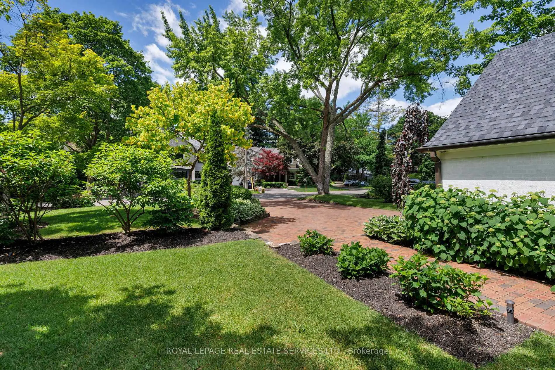 Photo 3 of 47 Edgevalley Drive, Etobicoke, Edenbridge-Humber Valley — HOMEH