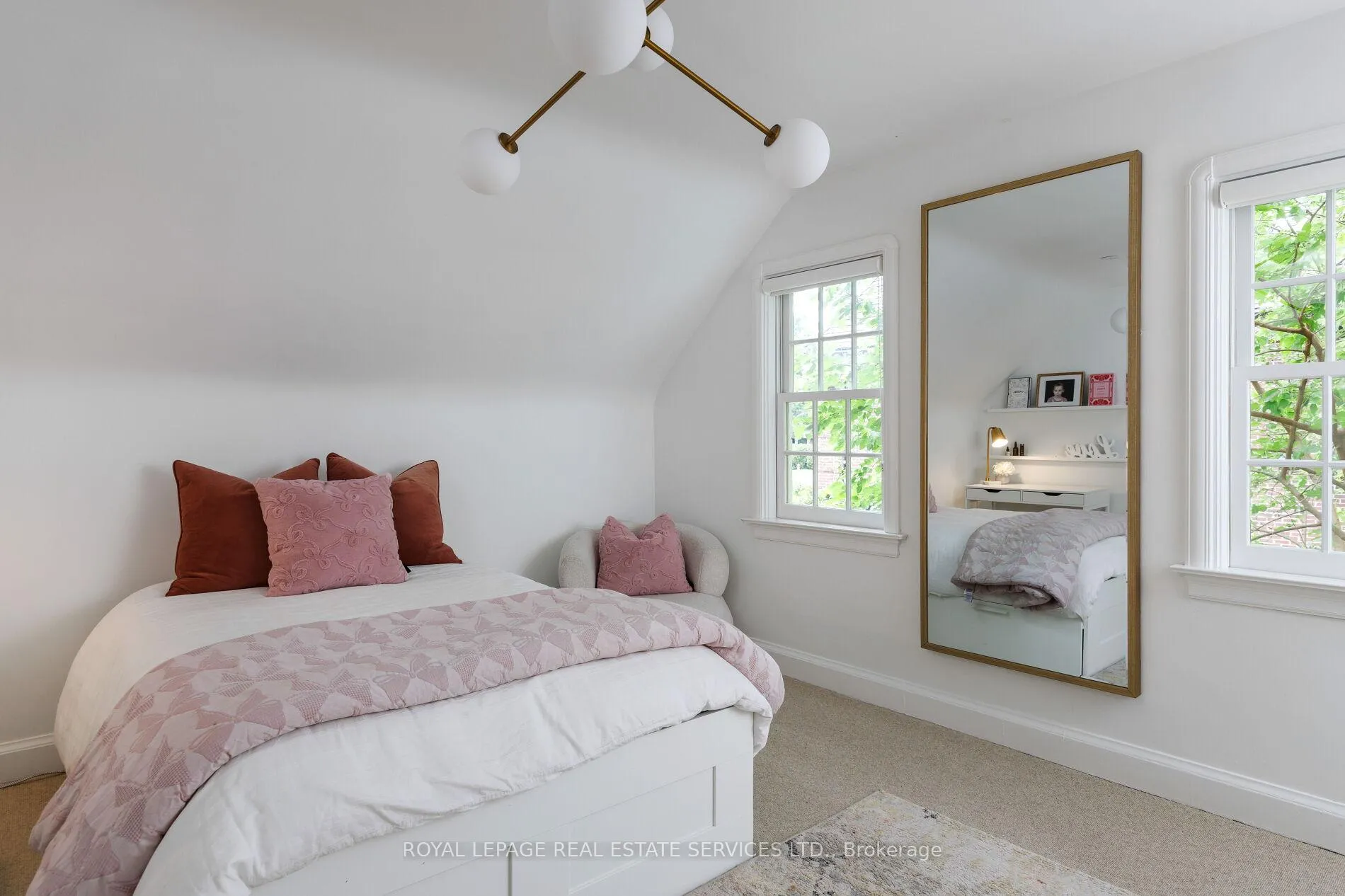 Photo 35 of 47 Edgevalley Drive, Etobicoke, Edenbridge-Humber Valley — HOMEH