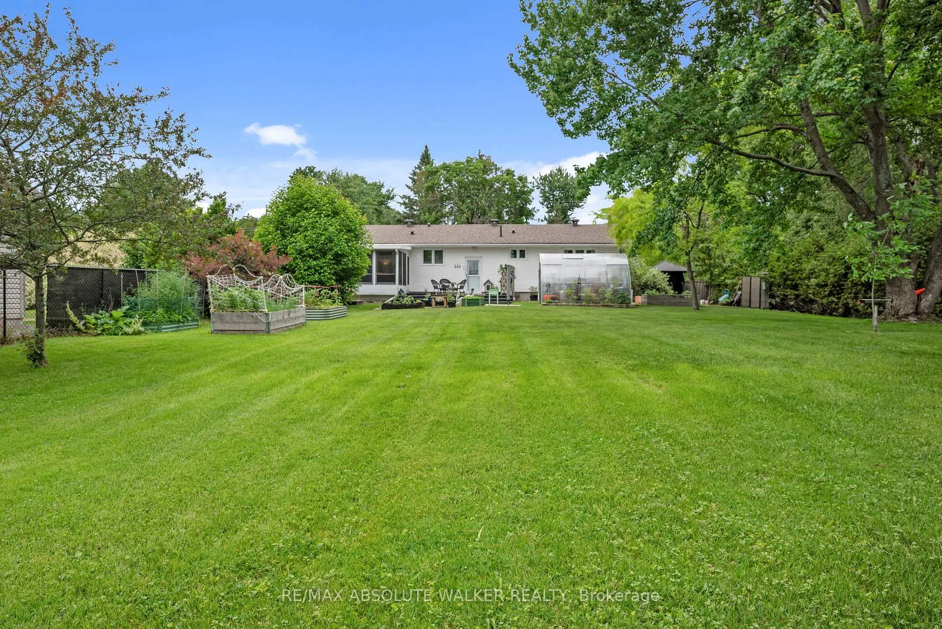 Photo 36 of 917 Meteor Avenue, Ottawa, Navan — HOMEH